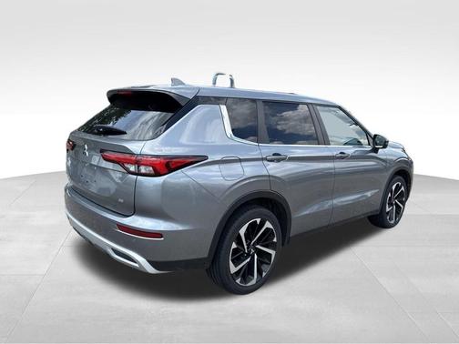 Silver 2024 Mitsubishi Outlander SE