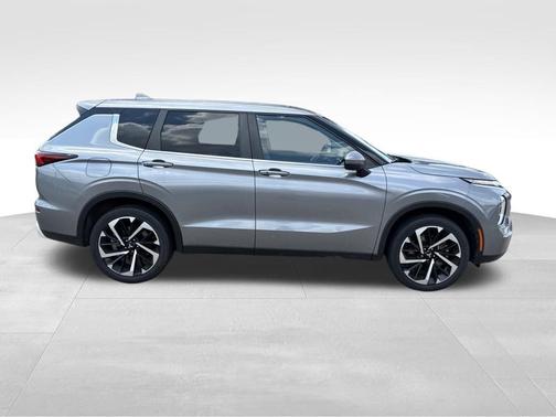 Silver 2024 Mitsubishi Outlander SE