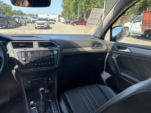 Platinum Gray Metallic 2022 Volkswagen Tiguan 2.0T SE