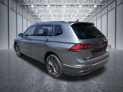 Platinum Gray Metallic 2022 Volkswagen Tiguan 2.0T SE
