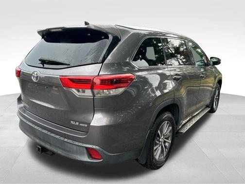 Gray 2018 Toyota Highlander XLE