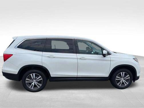 White 2018 Honda Pilot EX
