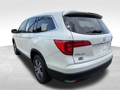 White 2018 Honda Pilot EX