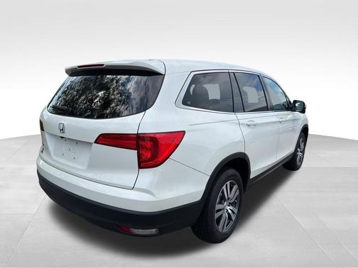 White 2018 Honda Pilot EX