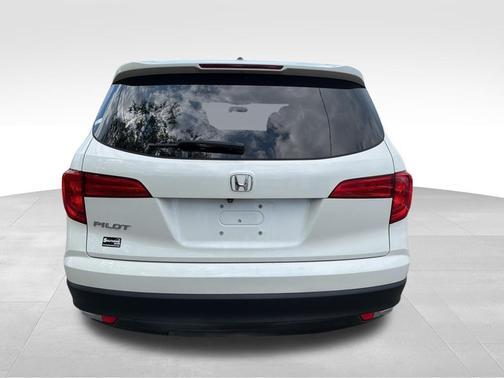White 2018 Honda Pilot EX