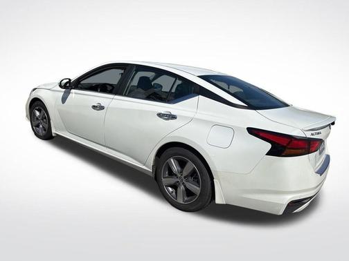White 2021 Nissan Altima 2.5 SV