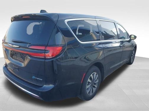 Black 2024 Chrysler Pacifica Hybrid Select