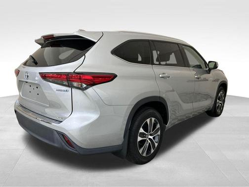 Silver 2021 Toyota Highlander Hybrid XLE