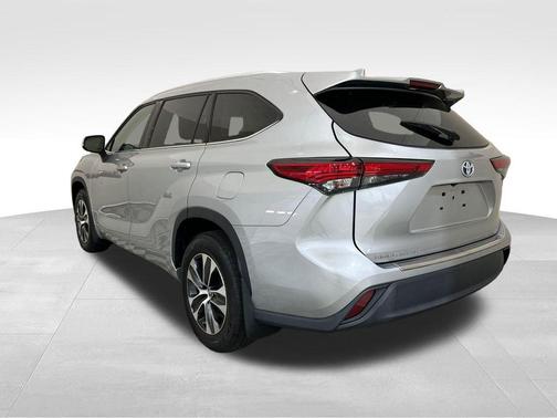 Silver 2021 Toyota Highlander Hybrid XLE