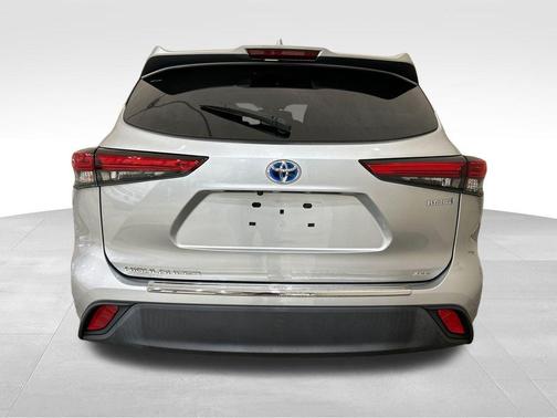 Silver 2021 Toyota Highlander Hybrid XLE