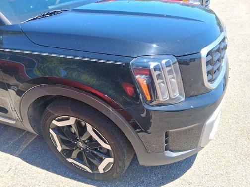 Black 2023 Kia Telluride S