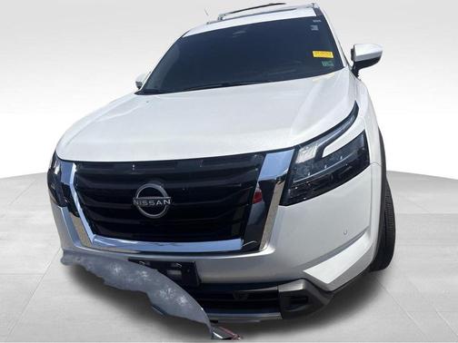 Everest White P 2025 Nissan Pathfinder Platinum