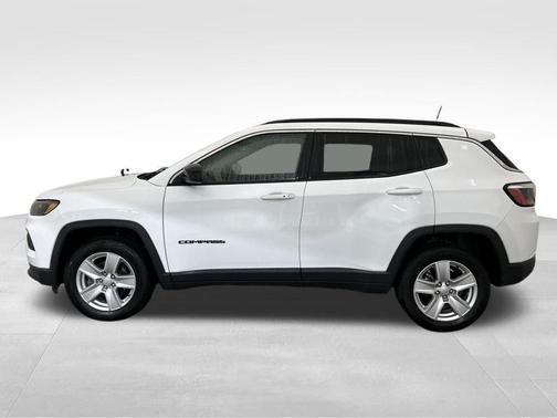 White 2022 Jeep Compass Latitude
