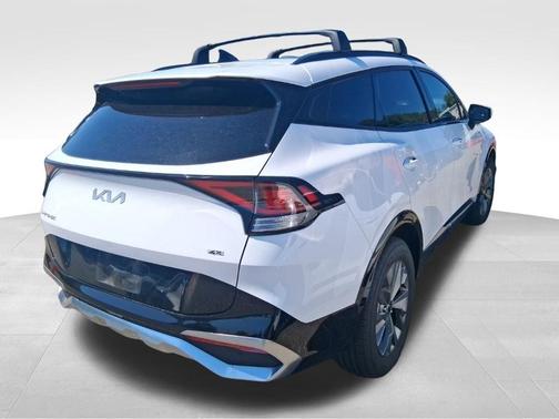 White 2023 Kia Sportage SX
