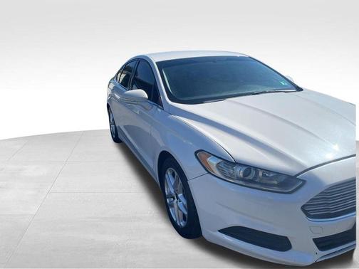White 2016 Ford Fusion SE