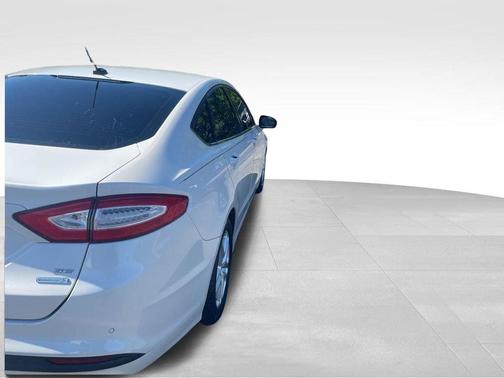 White 2016 Ford Fusion SE