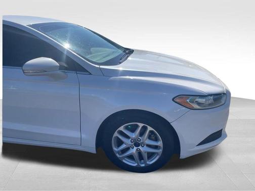 White 2016 Ford Fusion SE