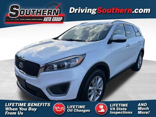 White 2017 Kia Sorento LX