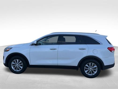 White 2017 Kia Sorento LX