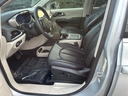 2024 Chrysler Pacifica Touring-L