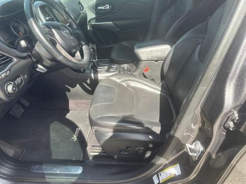 Gray 2019 Jeep Cherokee Limited