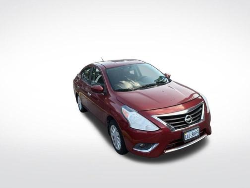 Red 2017 Nissan Versa 1.6 SV