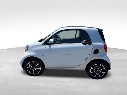 White 2016 smart ForTwo