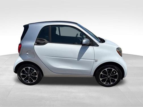 White 2016 smart ForTwo