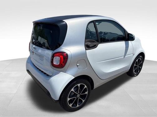 White 2016 smart ForTwo