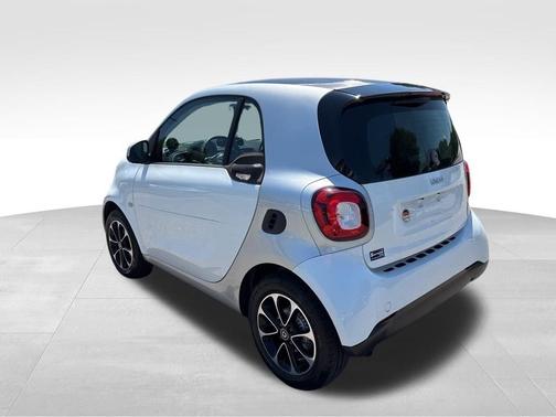 White 2016 smart ForTwo
