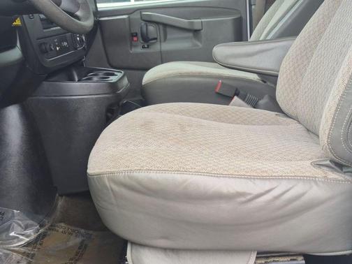 White 2017 Chevrolet Express 3500 LT