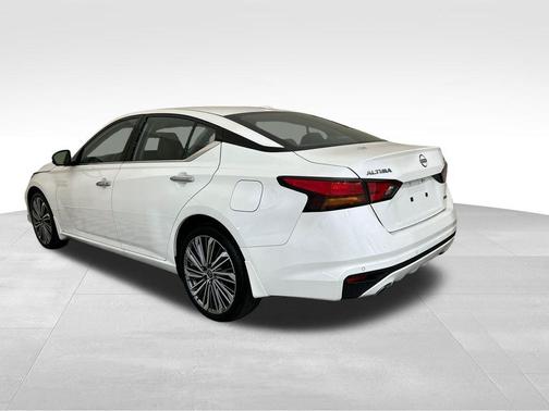 White 2024 Nissan Altima 2.5 SL
