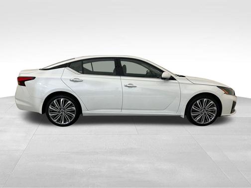 White 2024 Nissan Altima 2.5 SL