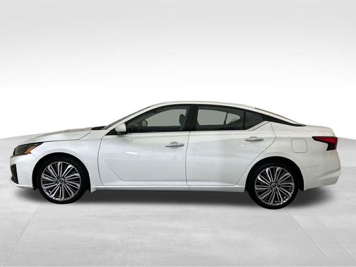 White 2024 Nissan Altima 2.5 SL