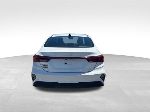 White 2023 Kia Forte LXS