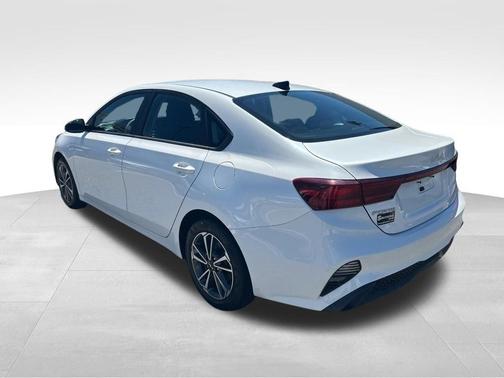 White 2023 Kia Forte LXS