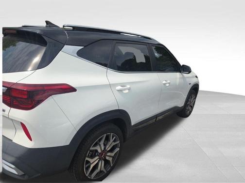 White 2021 Kia Seltos S