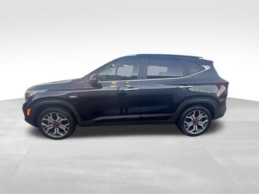 Black 2023 Kia Seltos SX