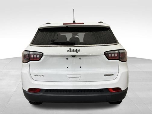 White 2022 Jeep Compass Latitude Lux