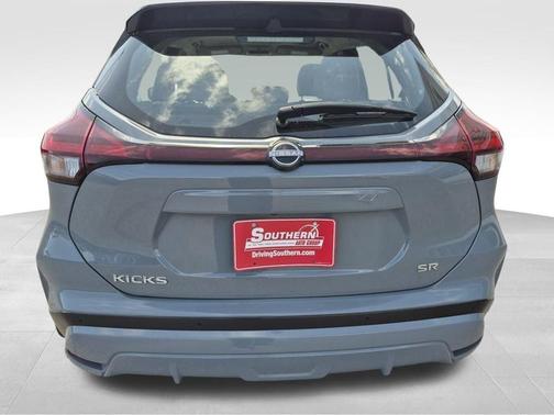 Boulder Gray Metallic 2024 Nissan Kicks SR