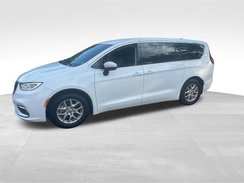 White 2023 Chrysler Pacifica Touring-L