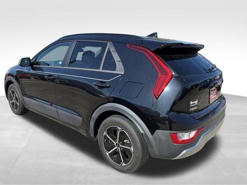 Black 2023 Kia Niro LX