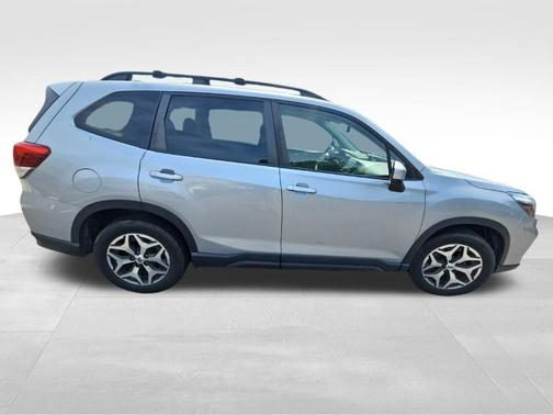 Ice Silver Metallic 2021 Subaru Forester Premium