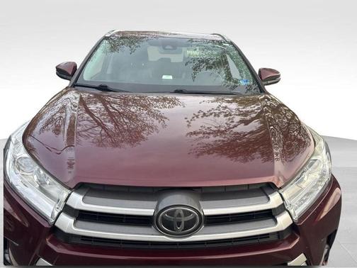 Red 2019 Toyota Highlander XLE