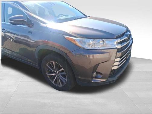 Gray 2018 Toyota Highlander XLE