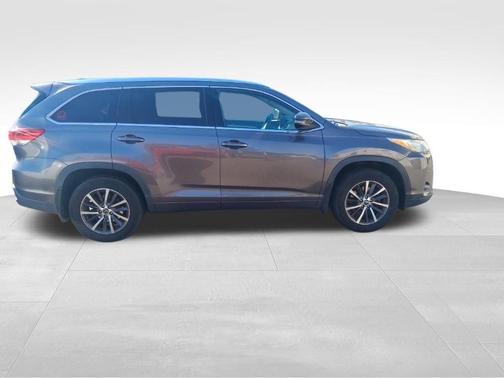 Gray 2018 Toyota Highlander XLE