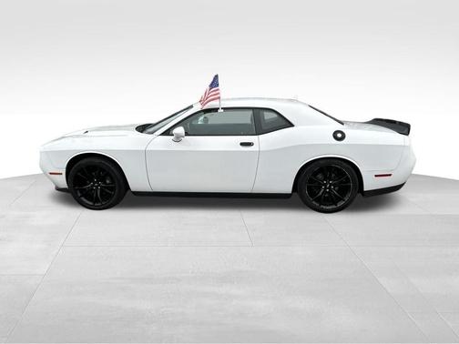 White 2018 Dodge Challenger SXT