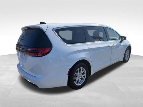 2024 Chrysler Pacifica Touring-L