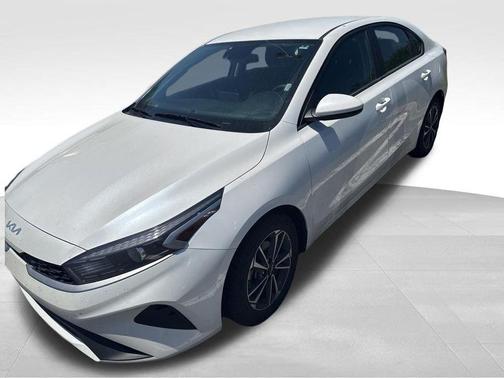 White 2024 Kia Forte LXS