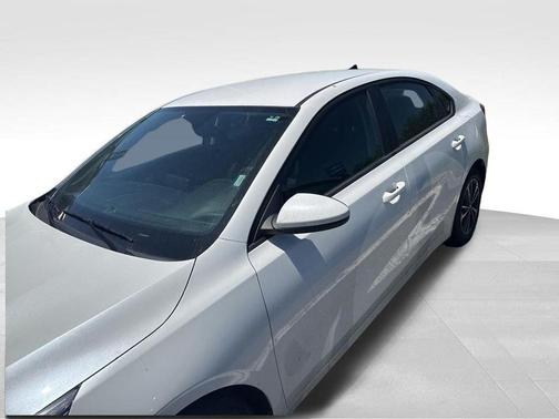 White 2024 Kia Forte LXS